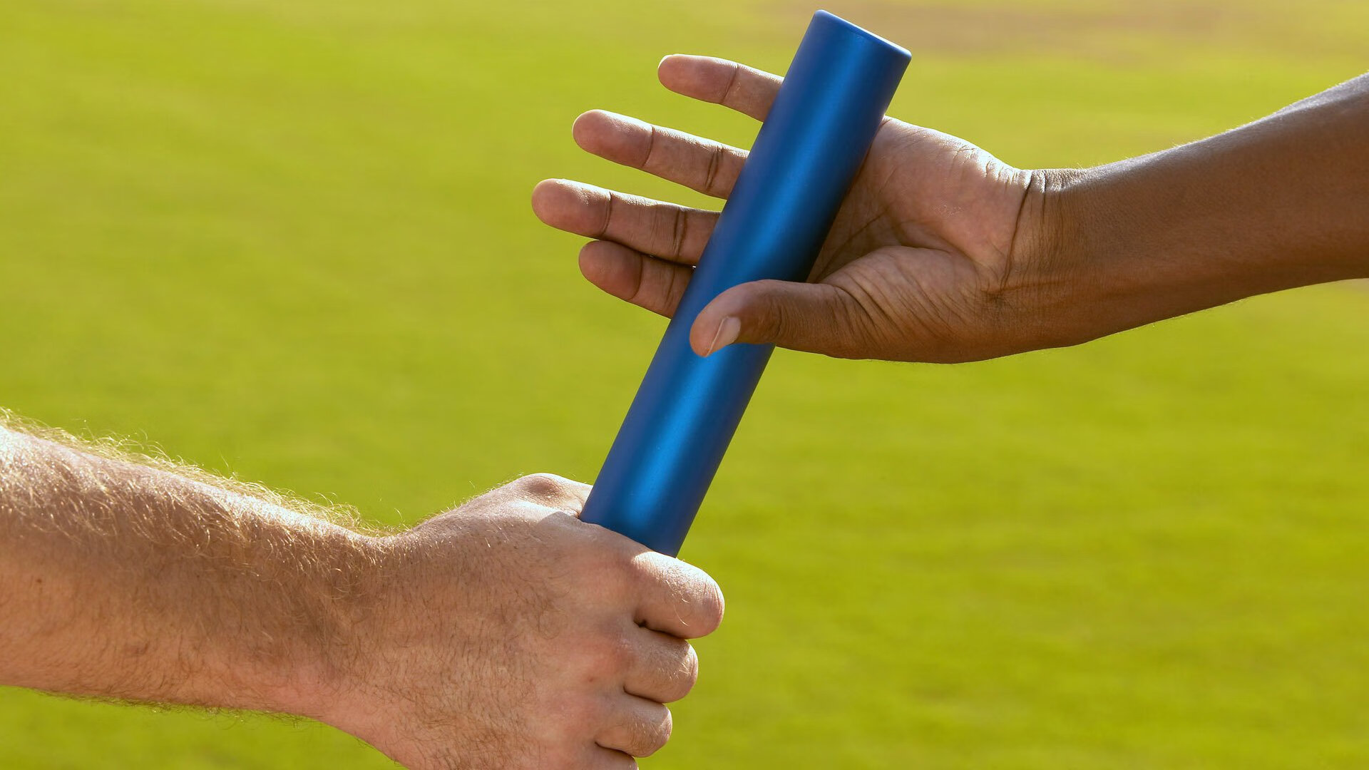 新款滑雪服设计亮点，适应极寒环境保证运动员温暖与灵活，滑雪服装