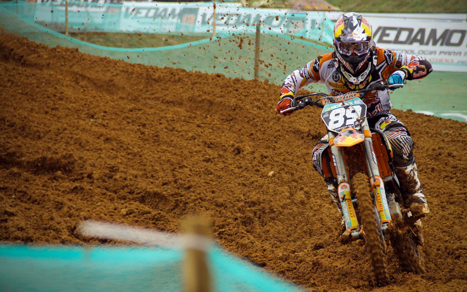 新款滑雪服设计亮点，适应极寒环境保证运动员温暖与灵活，滑雪服装