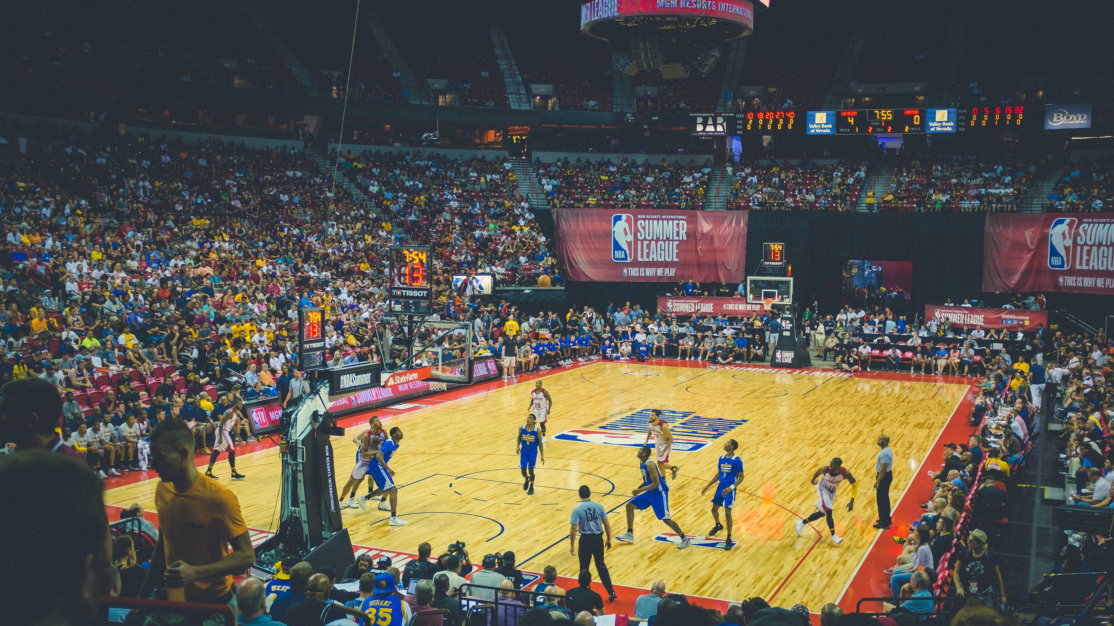 ac米兰官方网站-杜兰特领导力遭质疑球队低迷期矛盾浮现，杜兰特分析